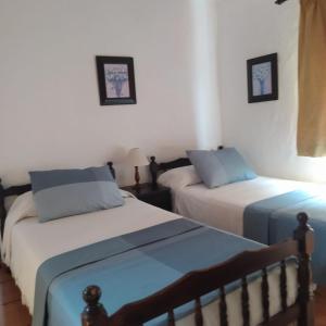 ティハラフェにあるCasa Los Mangosのベッド2台が隣同士に設置された部屋です。