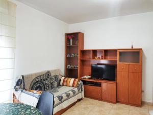 sala de estar con sofá y TV de pantalla plana en Acogedor apartamento en el grau de Moncofa con wifi, en Moncófar