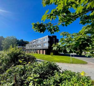 een extern uitzicht op het gebouw bij Marina Hotel Lofoten in Svolvær