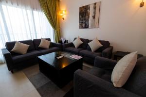 Een zitgedeelte bij Imperial Suites Hotel