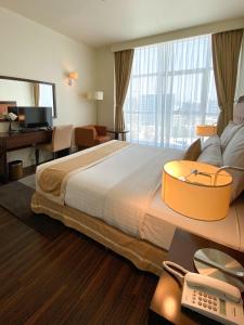 Een bed of bedden in een kamer bij Imperial Suites Hotel