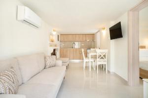 a living room with a couch and a kitchen at Villa Gjoni in Limenas