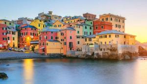 ジェノヴァにあるMonolocale Genova Centro Storicoの水の隣の色鮮やかな建物群