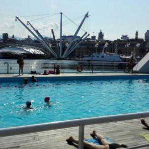 A piscina localizada em Monolocale Genova Centro Storico ou nos arredores