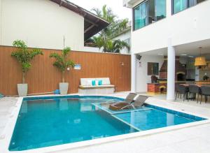 a swimming pool in the backyard of a house at Apto 1 c piscina e wi-fi a 150 m da praia Mundaí in Porto Seguro