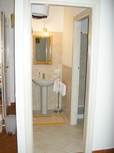 a bathroom with a sink and a mirror at Appartamenti Il Giardino in Porto Rotondo