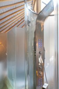 eine Dusche in einem Zimmer mit Glaswand in der Unterkunft Gasthaus Ammertalerhof in Saulgrub