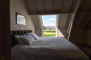 Un pat sau paturi într-o cameră la Farmhouse Hoeve Den Ast 5 separate bedrooms with bathrooms