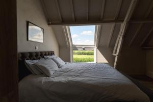 Ліжко або ліжка в номері Farmhouse Hoeve Den Ast 5 separate bedrooms with bathrooms
