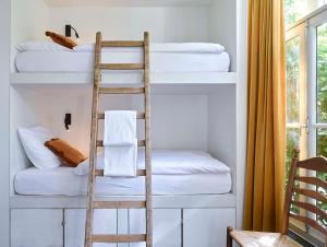 een kamer met 4 stapelbedden en een ladder bij Hello I'm Local - Boutique Hostel in Haarlem