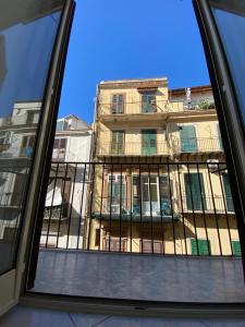 uma vista de um edifício através de uma janela em Marechiaro Apartments em Palermo