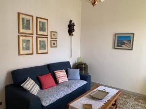 Una sala de estar con un sofá azul y una mesa. en Da nonna Anna, en Torre Canne