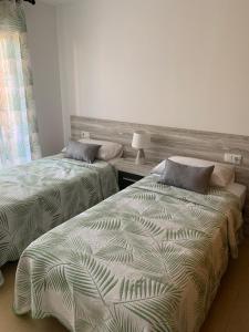 Łóżko lub łóżka w pokoju w obiekcie Luxury 2 bedroom 2 bathroom South facing second floor apartment