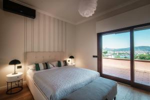 1 dormitorio con cama y ventana grande en Villa Sofia, en Como