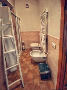 a small bathroom with a toilet and a sink at La Casina MAG in Pienza