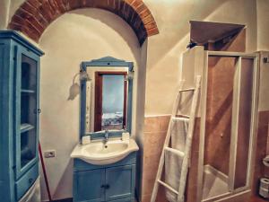 uma casa de banho com um lavatório e um espelho em La Casina MAG em Pienza