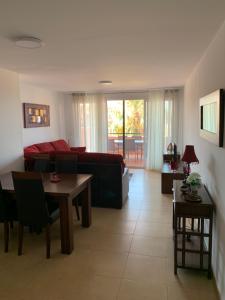 Część wypoczynkowa w obiekcie Luxury 2 bedroom 2 bathroom South facing second floor apartment