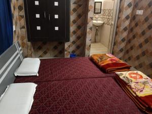a large bed in a room with a sink at Hotel Vinayak Vihar, Sasaram in Ara
