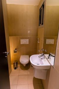 Een badkamer bij Imperial Suites Hotel