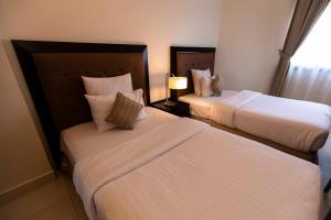 Een bed of bedden in een kamer bij Imperial Suites Hotel