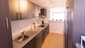 Kuchnia lub aneks kuchenny w obiekcie Luxury 2 bedroom 2 bathroom South facing second floor apartment
