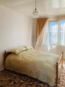Łóżko lub łóżka w pokoju w obiekcie Гостевой дом с панорамными окнами