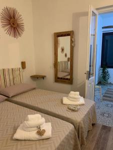 2 posti letto in camera con asciugamani di Steddueoro a Baunei