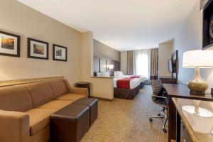 um quarto de hotel com um sofá e uma cama em Comfort Suites Ontario Airport Convention Center em Ontario