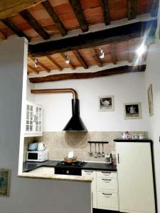 cocina con fregadero y fogones horno superior en La Dormeuse en Lucignano