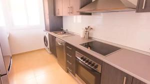 Kuchnia lub aneks kuchenny w obiekcie Luxury 2 bedroom 2 bathroom South facing second floor apartment