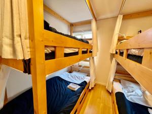 Pokój z łóżkiem piętrowym i 2 łóżkami piętrowymi w obiekcie Family Tree Guest House w mieście Sapporo