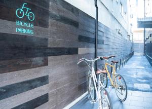 uma bicicleta está estacionada ao lado de uma parede em Prince Smart Inn Kyoto Sanjo em Quioto