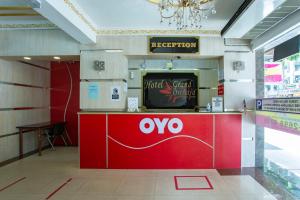 a restaurant with a red counter with an oo sign at Super OYO Capital O 90125 Hotel Grand Orchard in Kuala Lumpur
