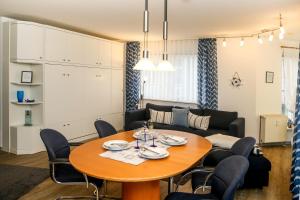 キュールングスボルンにあるHaus-Olymp-Wohnung-8-494のリビングルーム(テーブル、ソファ付)
