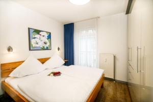 キュールングスボルンにあるHaus-Olymp-Wohnung-8-494のベッドルーム(白いベッド1台、窓付)