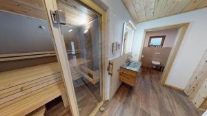 ein Badezimmer mit Waschbecken und Toilette in einem Zimmer in der Unterkunft Willis Hütte in Zachenberg + 40 Fotos
