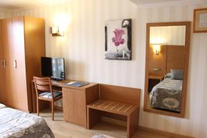 Televízia a/alebo spoločenská miestnosť v ubytovaní Ramblas Hotel