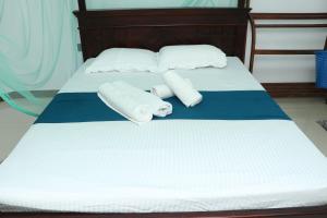 - un lit avec 2 serviettes et 2 oreillers dans l'établissement Southern Entry Dickwella, à Dikwella