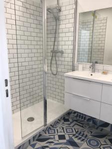 a bathroom with a shower and a sink and a mirror at Appartement face à la mer - 6 à 8 personnes - Canet en Roussillon in Canet-en-Roussillon