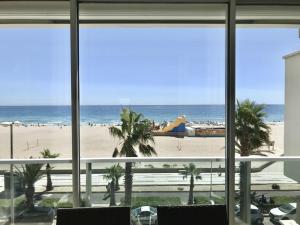 una ventana del hotel con vistas a la playa en Appartement face à la mer - 6 à 8 personnes - Canet en Roussillon, en Canet-en-Roussillon