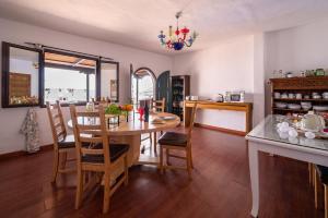 a kitchen and dining room with a table and chairs at Villa Pacios in San Bartolomé