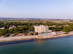 vista aerea di un edificio sulla spiaggia di Hotel Ara Solis a Lido Azzurro
