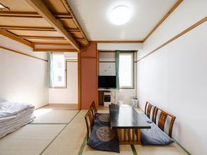 Tabist Diversity Hotel Sin Tokiwa Asahikawa في اساهيكاو: غرفة طعام مع طاولة وكراسي