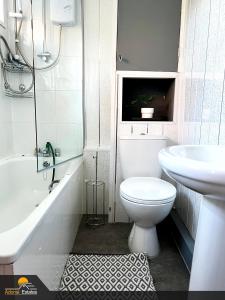 ein Badezimmer mit einem weißen WC und einem Waschbecken in der Unterkunft Priorswood House in Taunton
