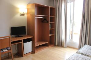 Televízia a/alebo spoločenská miestnosť v ubytovaní Ramblas Hotel
