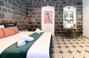 ein Schlafzimmer mit einem Bett mit Handtüchern darauf in der Unterkunft Puy Bazelet Apartments in Tiberias