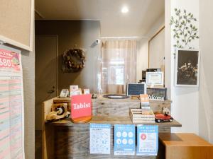 einen Laden mit einer Theke mit Büchern darauf in der Unterkunft Tabist Diversity Hotel Sin Tokiwa Asahikawa in Asahikawa