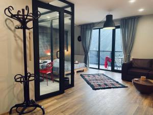 Letto o letti in una camera di Kazbegi Stylish Apartment