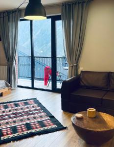 Letto o letti in una camera di Kazbegi Stylish Apartment