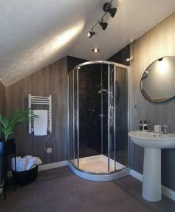 uma casa de banho com um chuveiro e um lavatório. em B'Dazzled Flat, Castletown em Thurso